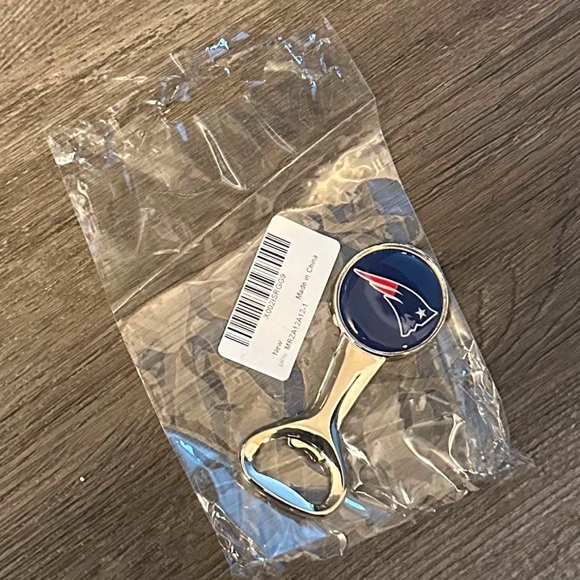 New England Patriots Koozie/Stainless Steel Pendant On 22” Chain/Bottle Opener - Picture 2 of 5